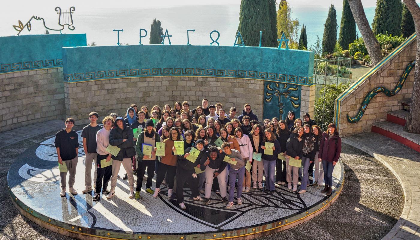 Groupe de lycéens italiens sur la scène de l'amphithéâtre Jean Cocteau du CMEF à Cap d'Ail.