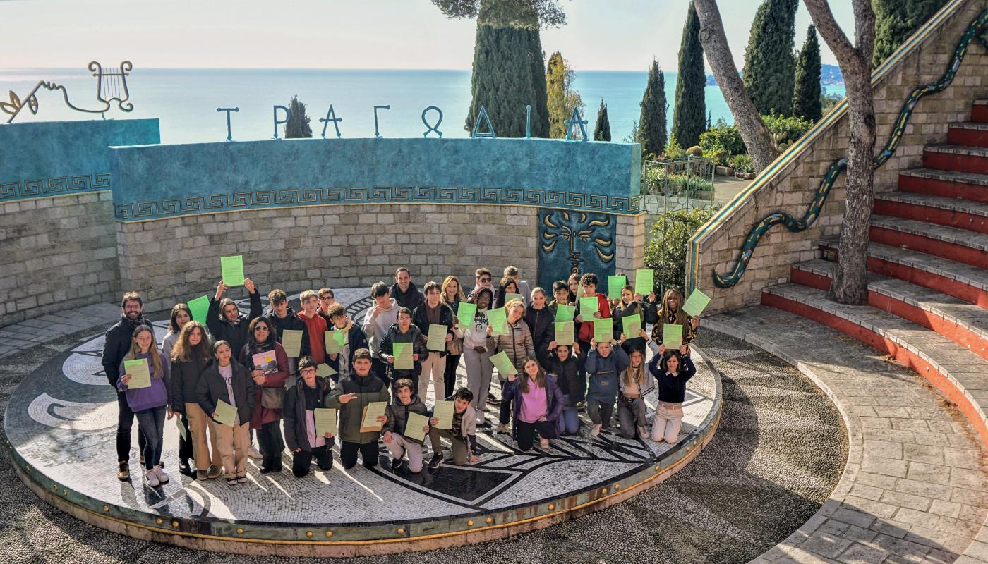 Groupe de collégiens italiens sur la scène de l'amphithéâtre Jean Cocteau du CMEF à Cap d'Ail.